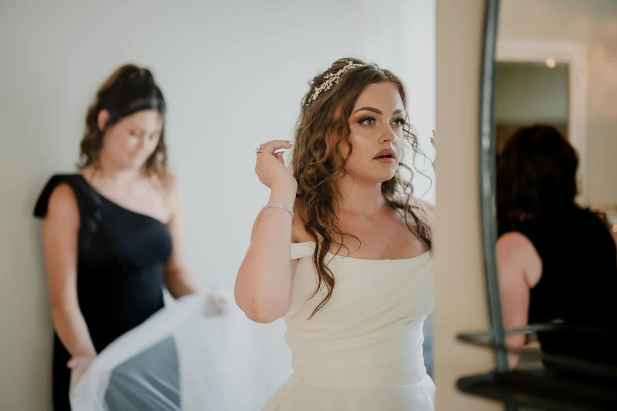photos of a bride getting ready at stonefields estate