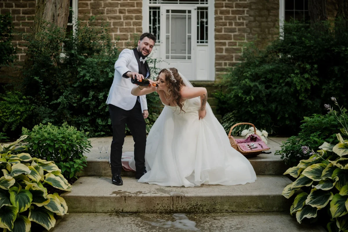 wedding photos outside in natural light at stonefields estate