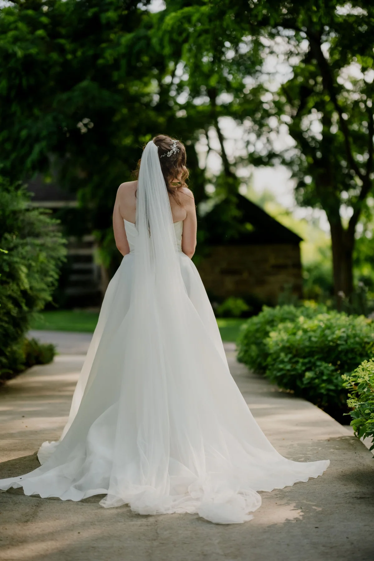 wedding photos outside in natural light at stonefields estate