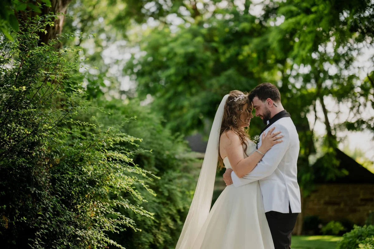 wedding photos outside in natural light at stonefields estate