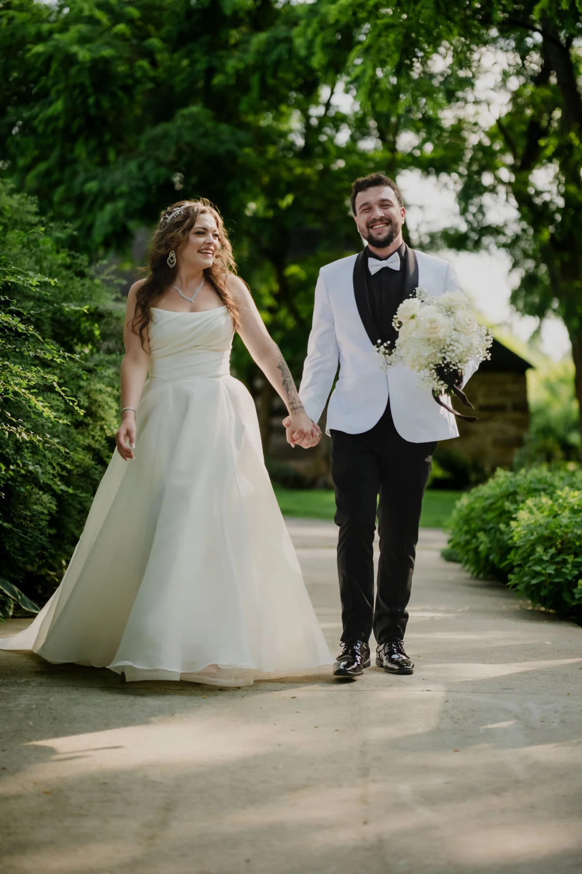 wedding photos outside in natural light at stonefields estate