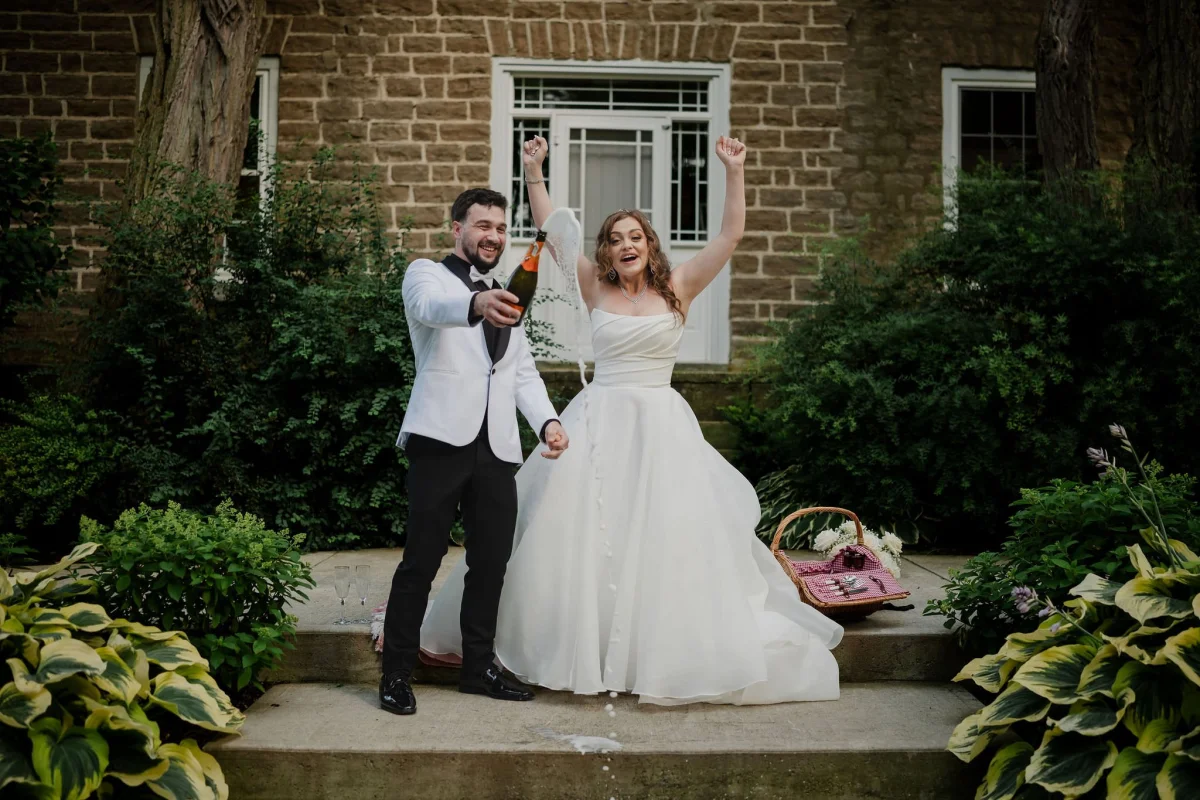 wedding photos outside in natural light at stonefields estate