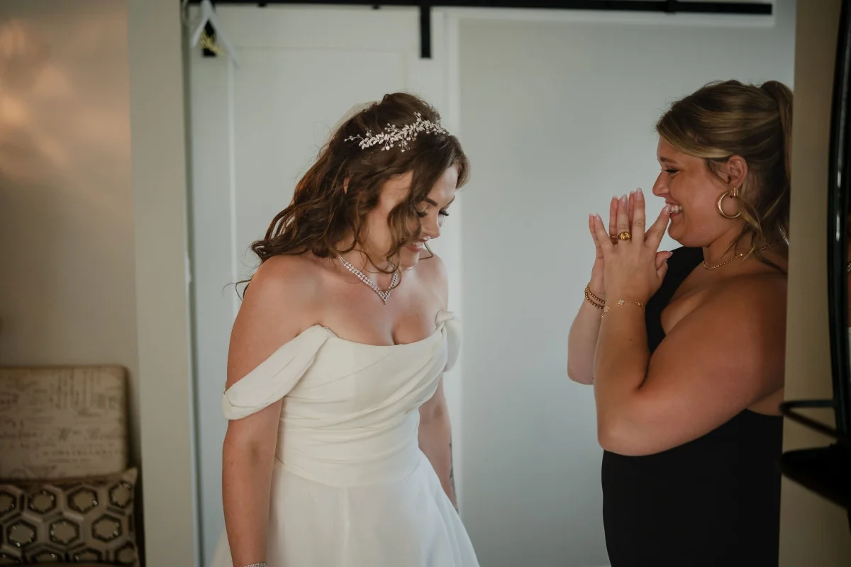photos of a bride getting ready at stonefields estate