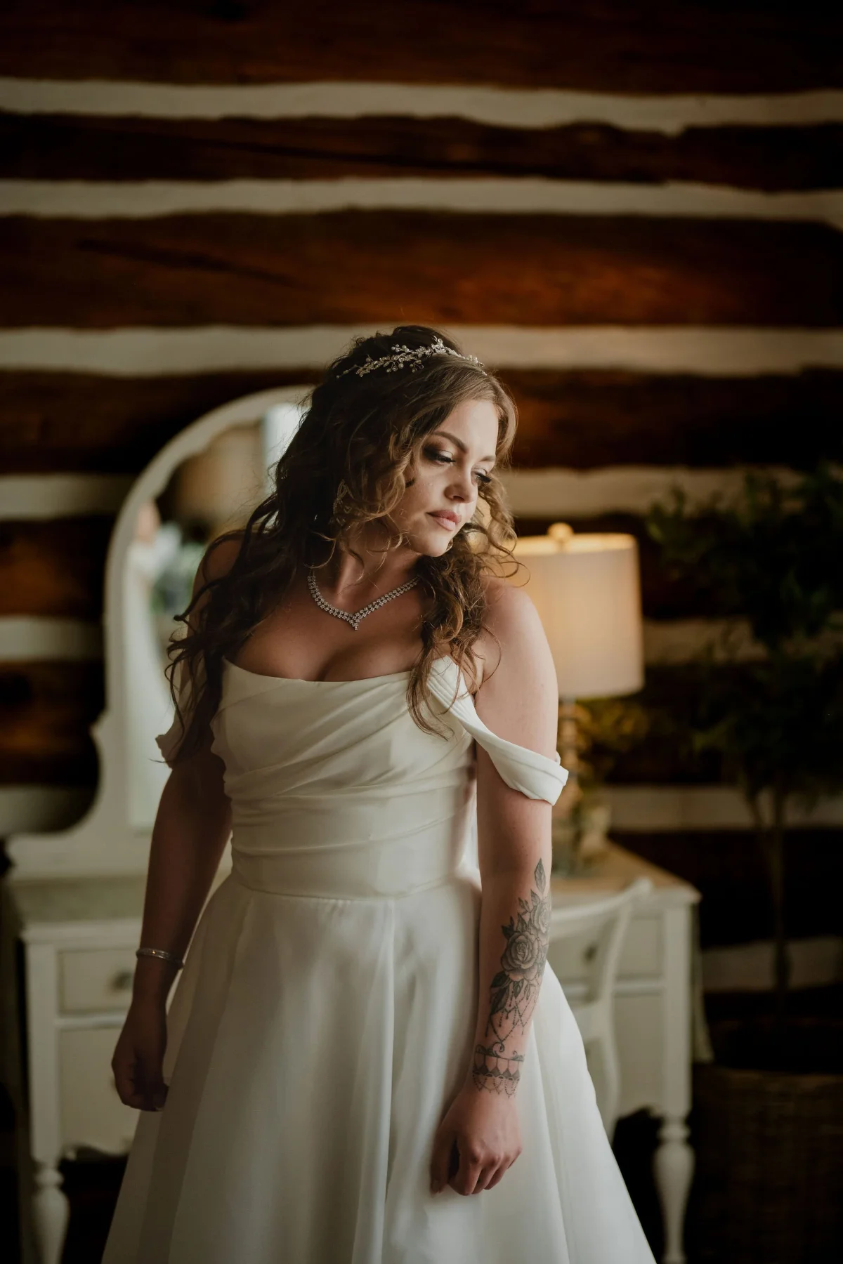 photos of a bride getting ready at stonefields estate