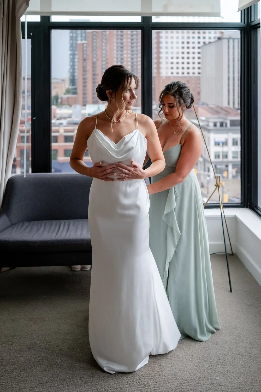 photograph of a bride getting ready for her wedding at the andaz hotel in ottawa