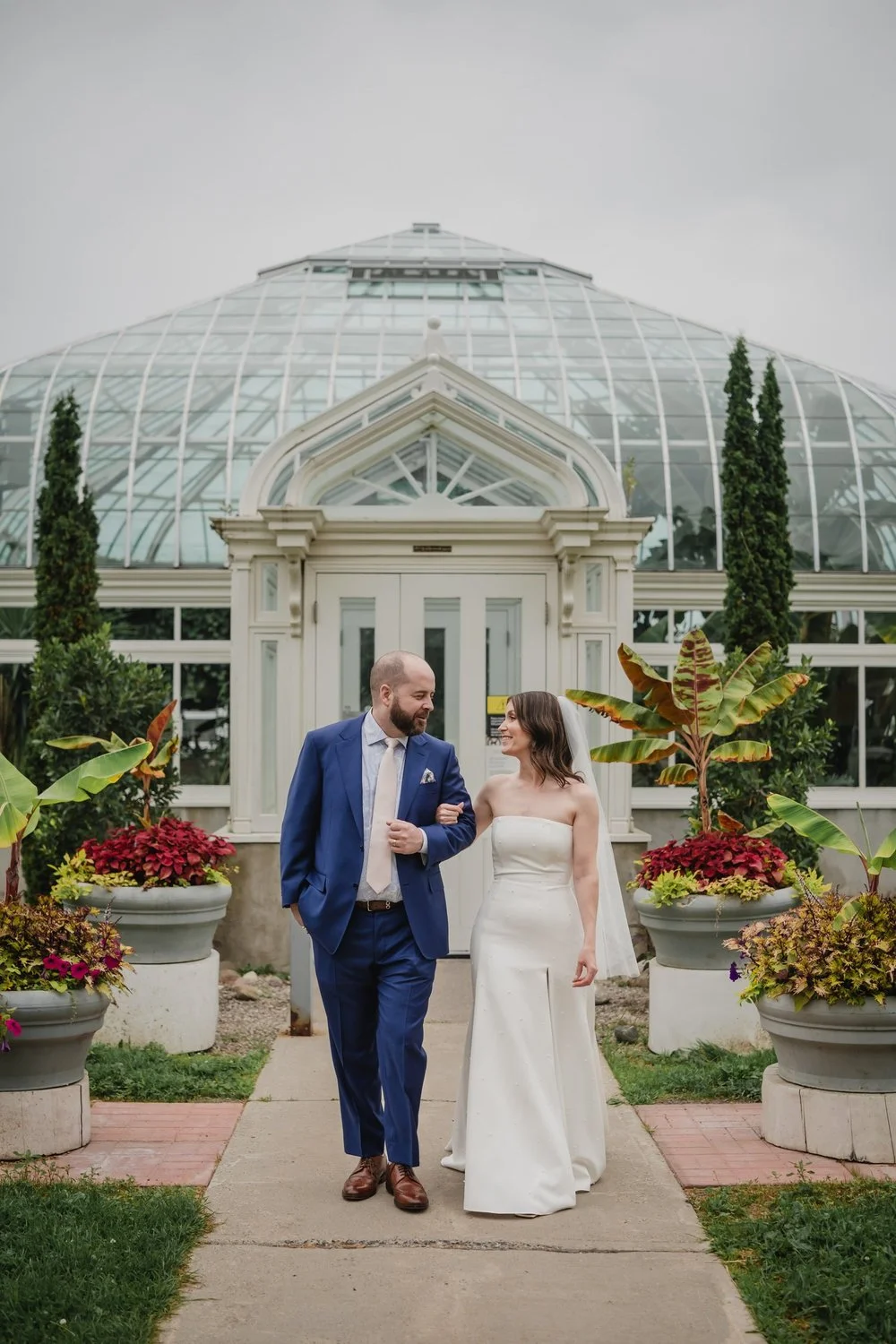 wedding photographs at the botanical gardens and experimental farm in ottawa