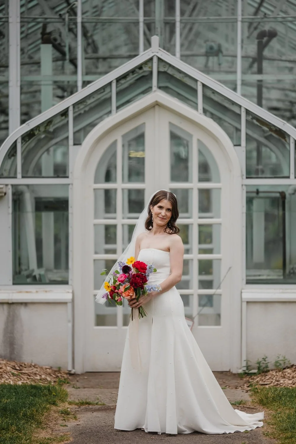 bridal portrait at the botanical gardens and experimental farm in ottawa
