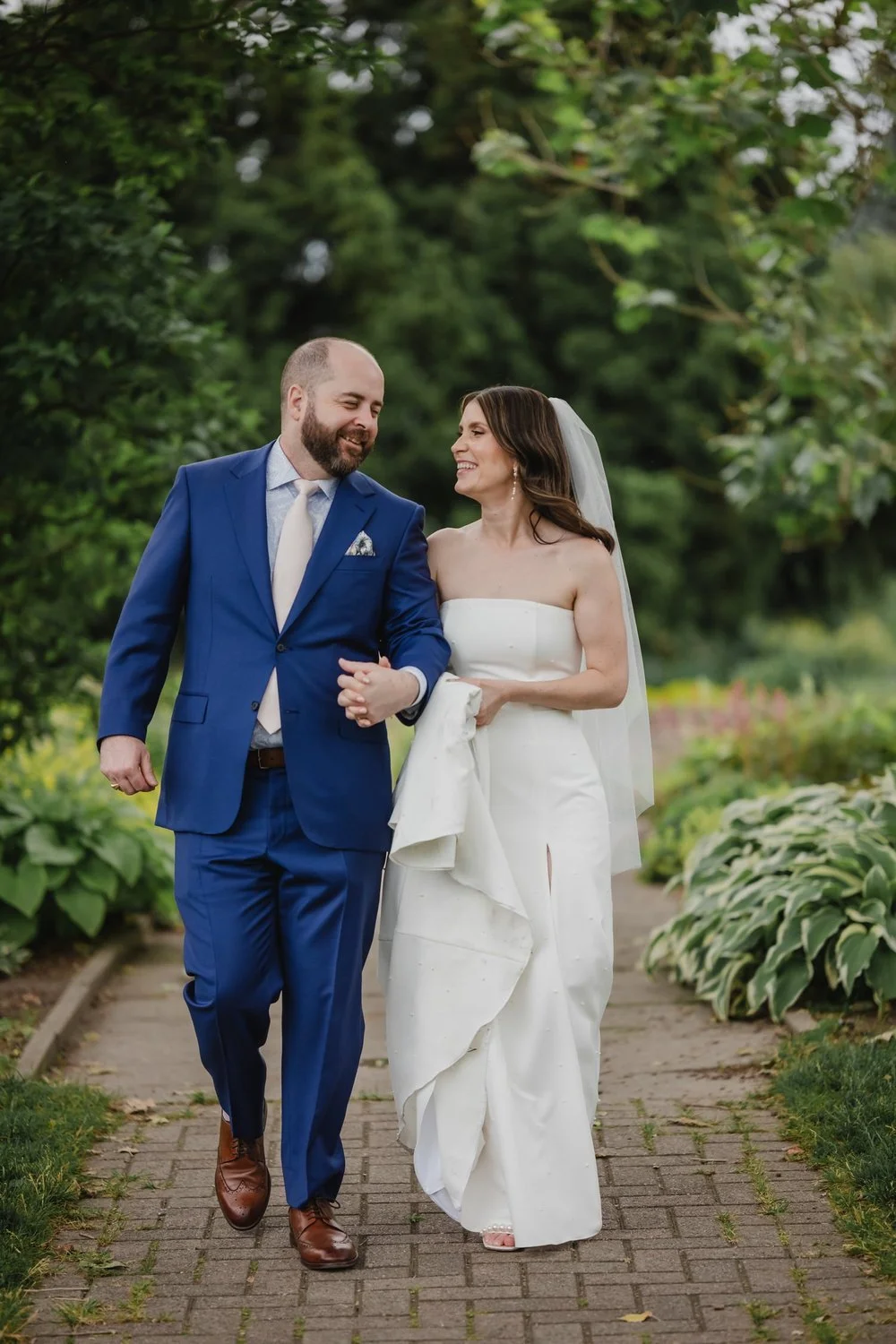 wedding photographs at the botanical gardens and experimental farm in ottawa